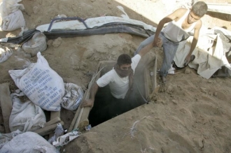 Jeden z dělníků v tunelu zničeném izraelským náletem.